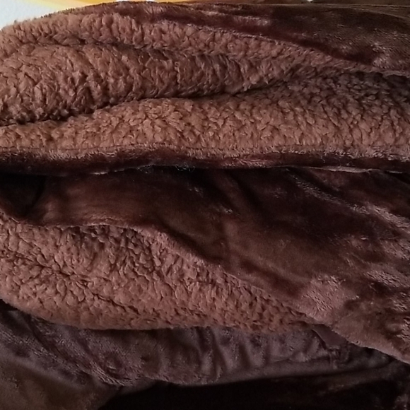 Queen size Borrego Blanket 3 Piece - Picture 6 of 8